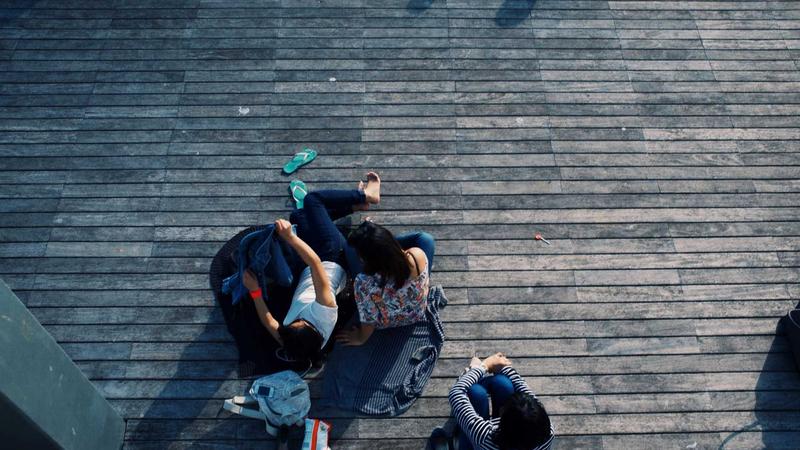 美丽小蜜桃专业研发团队在实验室进行蜜桃护肤品研发